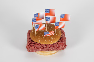 Großer Hamburger mit rohem Hackfleisch und amerikanischen Flaggen 