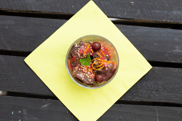 Słodki pyszny deser, ciasto oraz sezonowe owoce, w świetle dziennym. © insomniafoto