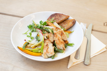 Kurczak grillowany z warzywami, sałatka, pyszny obiad lub lunch.  © insomniafoto