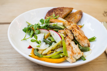 Kurczak grillowany z warzywami, sałatka, pyszny obiad lub lunch. 