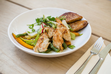 Kurczak grillowany z warzywami, sałatka, pyszny obiad lub lunch. 