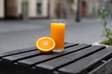 Świeży sok pomarańczowy w szklance, owoc. 