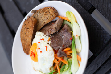 Danie kuchni koreanśkiej bibimbab, wołowina, jajko oraz warzywa. © insomniafoto