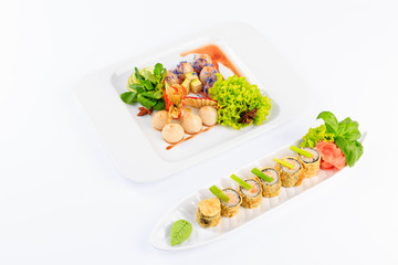 Sushi na białym talerzu, na jasnym tle.