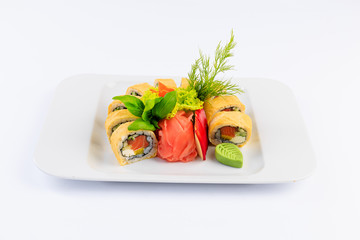 Sushi podane na białym talerzu, na jasnym świetlistym tle.
