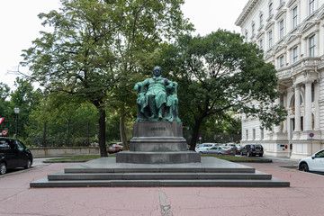Obraz premium Vienna, Austria - September 1, 2019: Statue of German writer Goethe in Vienna, Austria