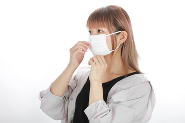 マスクをつける若い女性