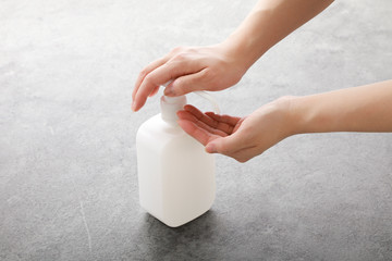 消毒する手