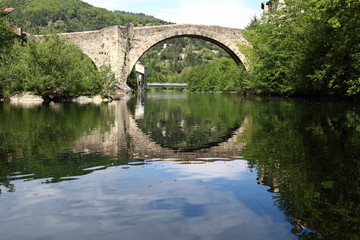 Fototapeta na wymiar old bridge over the river in Le Vigan, France