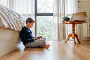Niño leyendo en casa habitación aprendiendo lectura