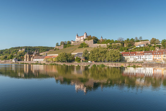 Festung Marienberg in W&uuml;rzburg spiegelt sich im Main