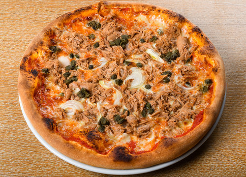 pizza tonno e cipolla: this traditional pizza variety is topped with tomato sauce, mozzarella, tuna