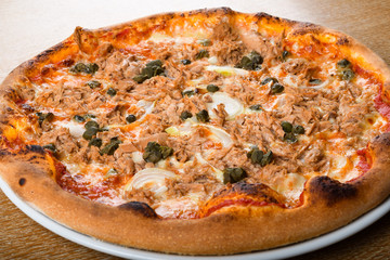 pizza tonno e cipolla: this traditional pizza variety is topped with tomato sauce, mozzarella, tuna