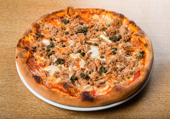 pizza tonno e cipolla: this traditional pizza variety is topped with tomato sauce, mozzarella, tuna