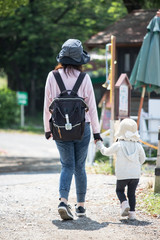 Obraz premium 夏の公園で遊んでいる親子