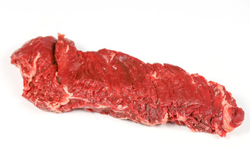 Fototapeta premium onglet de boeuf cru sur un fond blanc