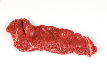 onglet de boeuf cru sur un fond blanc