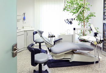 Behandlungsstuhl beim Zahnarzt