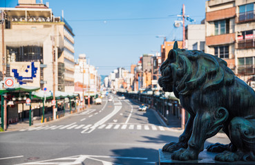 京都　八坂神社の狛犬と四条通り
