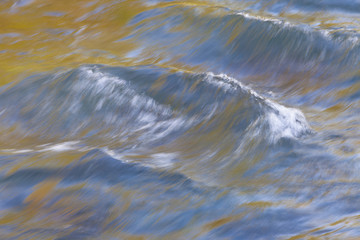 Reflejos de primavera sobre el río Freser (riu Freser). Campdevànol, el Ripollès, Girona, Catalunya