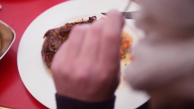 Une personne mange dans une brasserie