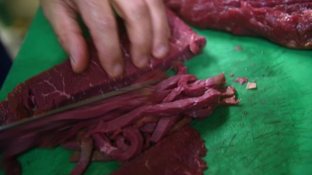 Un chef pr&eacute;pare un steak tartare au couteau
