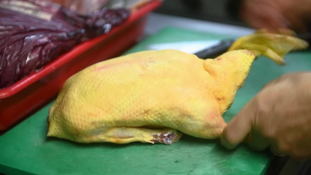 Pr&eacute;paration du canard pour la cuisson par un chef cuisinier