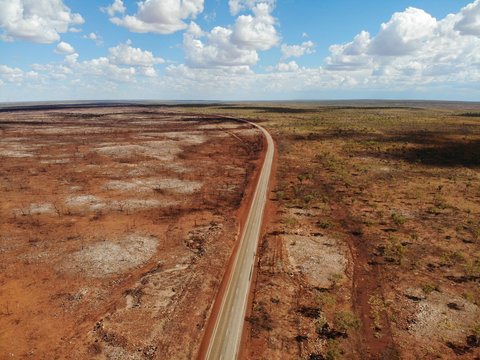 Hauptstraße nach Alice Springs, Australien, aus der Luft fotographiert mit einer Drohne, Straße führt durch Gebiet, das bei einem Buschfeuer gebrannt hat