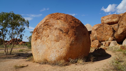 Fototapeta na wymiar Teufels Murmeln (Devil's Marbles) bei Davenport, Australien, es handelt sich um Sandsteinfelsen, die durch Sonne und Wasser zum Teil kugelrund geformt wurden. Die Eingeborenen halten sie aber für Eier