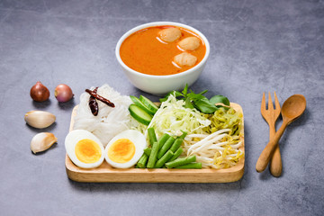 Thai rice noodle with curry sauce