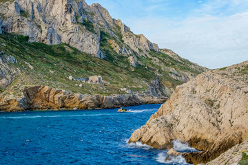 Naklejka premium Relief escarpé de la côte méditerranéenne aux alentours de Marseille en France