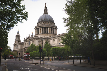 Autobus clasico de color rojo de dos plantas, por la calle de la Catedral de st. Paul´s. Londres, Inglaterra.