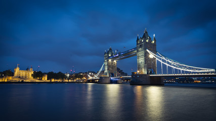 Fototapeta na wymiar Panorámica de la Torre de Londres y del puente de Londres, río Támesis. Inglaterra.