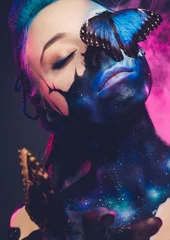 Foto op Plexiglas Mooie vrouw met blauw haar en vlinder © Nejron Photo