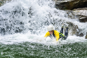 Mutiger Sprung ins schäumende Wasser eines Gebirgsbachs beim Canyoning