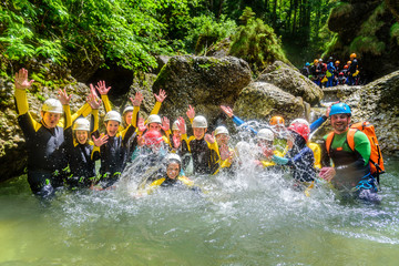 Riesen-Gaudi in der Gruppe beim Abenteuersport Canyoning
