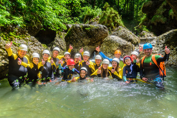 Riesen-Gaudi in der Gruppe beim Abenteuersport Canyoning