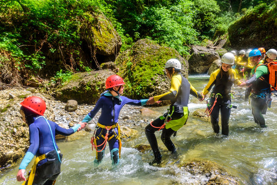 Mit Teamwork geht's sicher durch den rutschigen Canyon