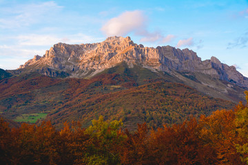 Fototapeta premium Picos de europa en otoño