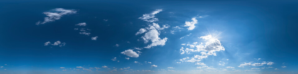 Naklejka na ściany i meble Nahtloses Panorama mit blau-weißem Himmel 360-Grad-Ansicht mit schönen Cumulus-Wolken zur Verwendung in 3D-Grafiken als Himmelskuppel oder zur Nachbearbeitung von Drohnenaufnahmen