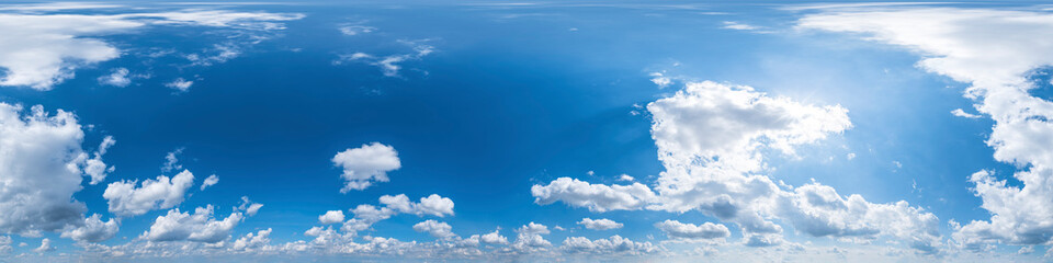 Nahtloses Panorama mit blau-weißem Himmel 360-Grad-Ansicht mit schönen Cumulus-Wolken zur...