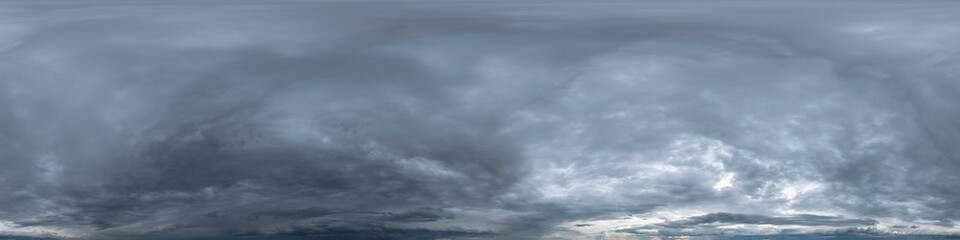 Nahtloses Himmel-Panorama als 360-Grad-Ansicht mit dunklen Regenwolken zur Verwendung in...