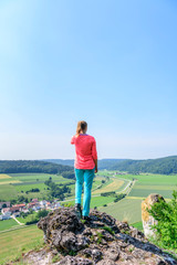 Frau genießt den herrlichen Ausblick vom Sommerfelsen im Naturpark Altmühltal