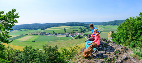 Auftanken bei einer Erlebniswanderung im Naturpark Altmühltal