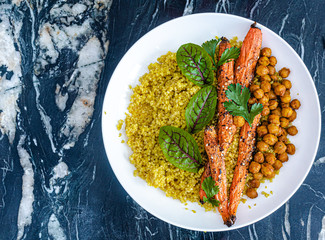 Carottes rôties aux zaatar, pois chiches au paprka et quinoa au curcuma
