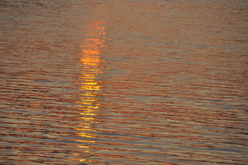Jezioro podczas wschodu słońca