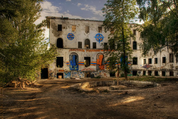 Fototapeta na wymiar Beautiful facade of an old abandoned building