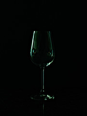 Grüne Konturen eines Weinglases