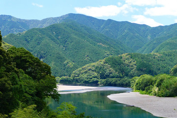 Obraz na płótnie Canvas 日本の清流、初夏の四万十川。高知、日本。6月上旬。