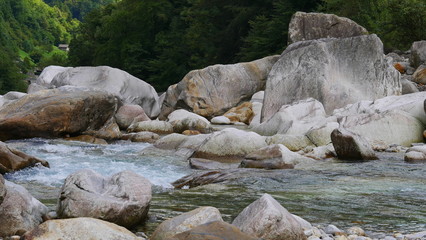 Fototapeta na wymiar Valle Verzasca mit vom Wasser geformten Gestein und smaragdgrünes Wasser, Seitental des Lago Maggiore